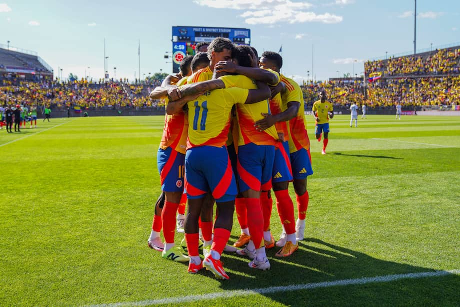 Jugadores de Colombia celebran un gol ante Bolivia este sábado, en un partido amistoso internacional entre las selecciones de Colombia y Bolivia en el estadio Rentschler Field en East Heatford (EEUU). 