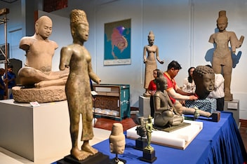 Camboya exhibe 14 piezas de arte jemer expoliadas y devueltas por el MET