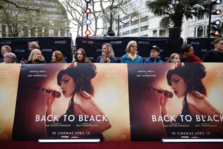 London (United Kingdom), 08/04/2024.- Fans stand behind the film's poster at the world premiere of 'Back to Black' at the Odeon Luxe in central London, Britain, 08 April 2024. The film tells the story of British singer-songwriter Amy Winehouse. (Cine, Reino Unido, Londres) EFE/EPA/TOLGA AKMEN
