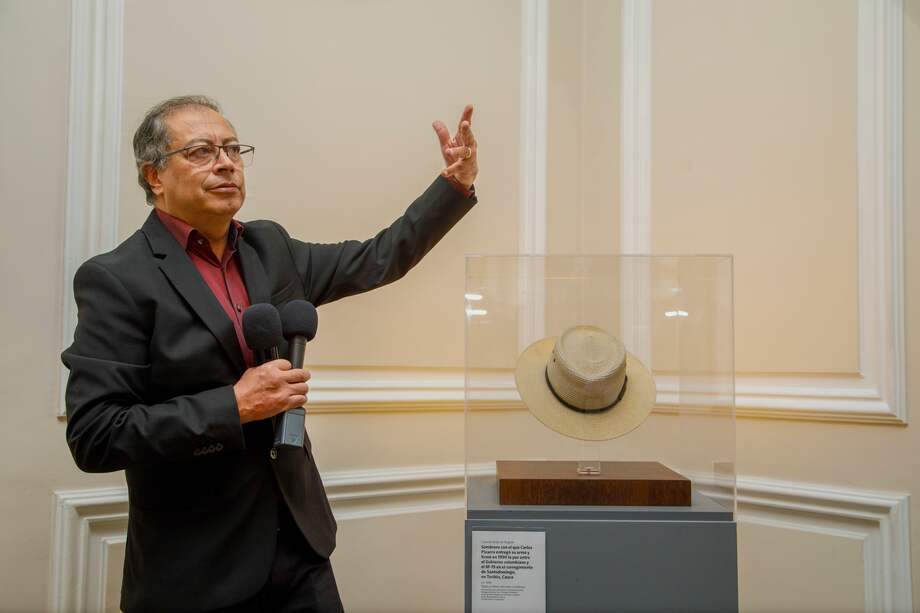 El presidente Gustavo Petro lideró el acto de develación del sombrero.