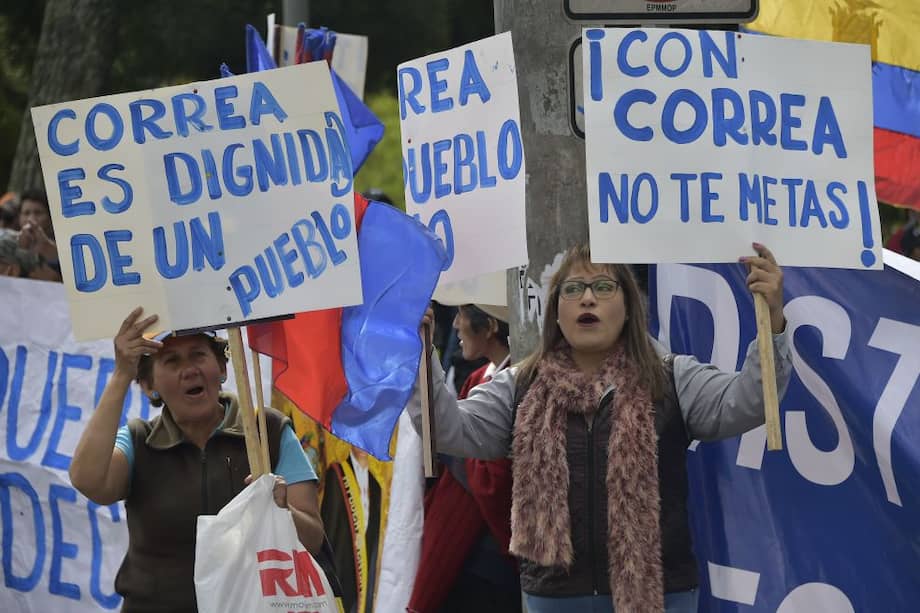Seguidores de Rafael Correa protestan ante la Corte Nacional de Justicia en Quito, Ecuador.  / AFP