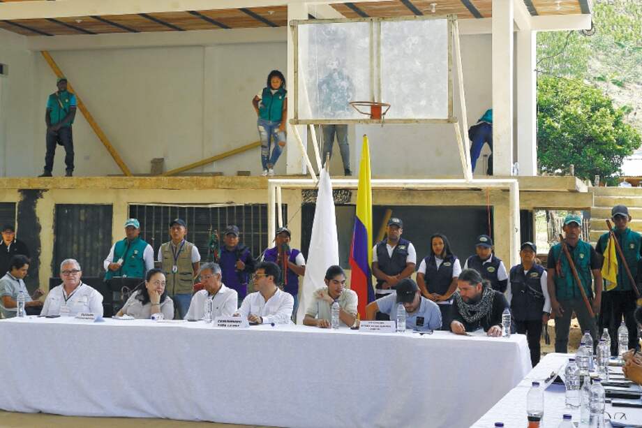 Fotografía de una mesa de diálogos entre el Gobierno colombiano y las disidencias de las FARC en Suárez. EFE/ Ernesto Guzmán
