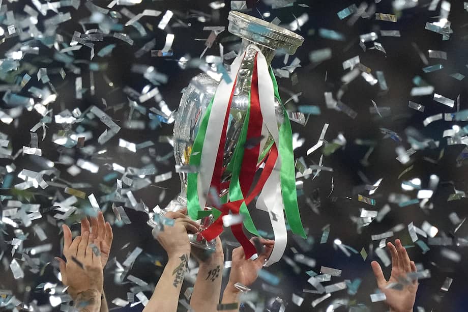 El trofeo de la Eurocopa, tamibén llamado Henri Delaunay, con listones de los colores de la bandera italiana en la celebración de la edición 2020 de este certamen.