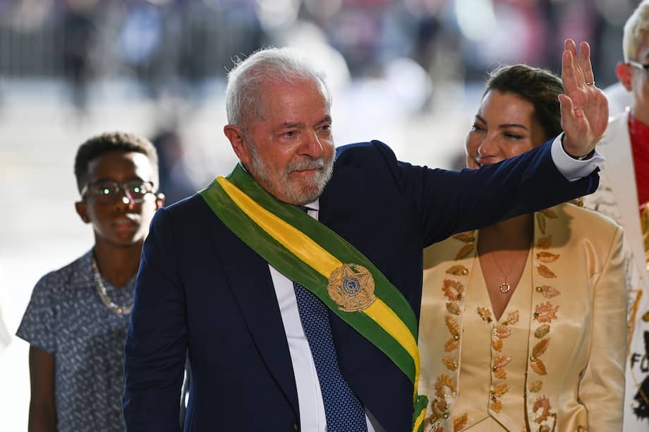 El nuevo presidente de Brasil, Luiz Inácio Lula da Silva (i), junto a la primera dama, Rosángela da Silva, saluda con la banda presidencial hoy, durante la investidura, en Brasilia (Brasil). 
Miles de personas se congregaron el domingo en el corazón político de Brasilia para la investidura como presidente brasileño de Luiz Inácio Lula da Silva, quien asume por tercera vez el poder que ya ejerció durante dos períodos consecutivos, entre 2003 y 2010. 