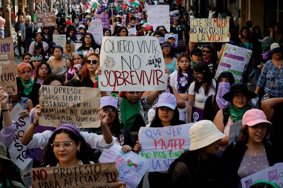 Según cifras del Sistema Nacional de Vigilancia en Salud Pública (Sivigila), con corte al 8 de junio de 2024, 50.374 mujeres han sido violentadas en el país. El 44.5% está en un rango de entre 29 y 59 años, y el 30.3% entre 18 y 28 años.  EFE/David Toro
