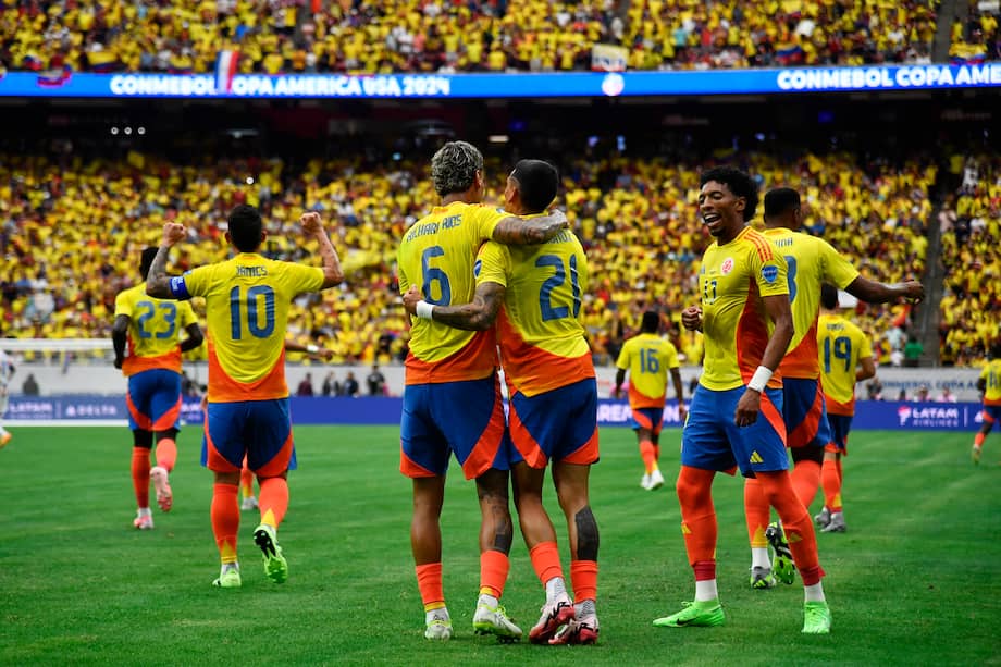 Los jugadores de la selección de Colombia festejan en su partido contra Paraguay.