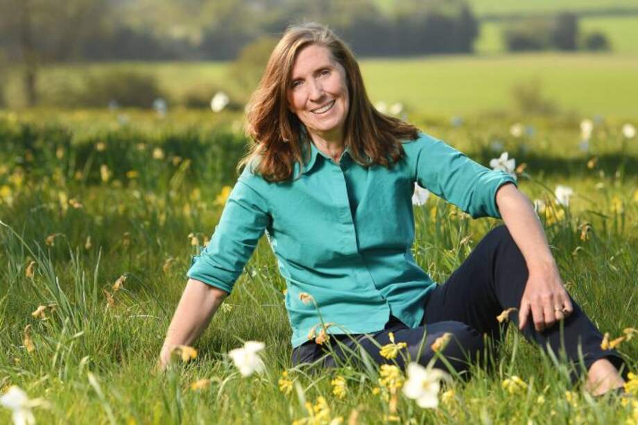 Sue Stuart-Smith en un prado de su casa de Hertfordshire, rodeada de narcisos naturalizados en flor. Está casada con Tom Stuart-Smith, el célebre diseñador de jardines con quien creó el maravilloso Barn Garden en Hertfordshire.