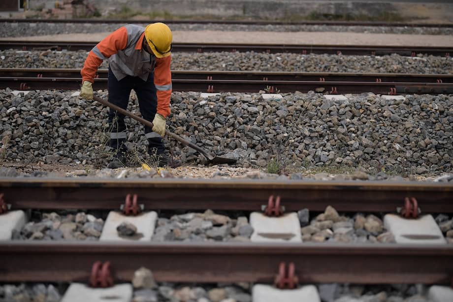 Según el Instituto Nacional de Vías (Invías), Colombia cuenta con 3.338 kilómetros de red férrea, de los cuales 1.725 están gestionados por el Invías, 1.613 por la Agencia Nacional de Infraestructura (ANI), y 189 pertenecen a vías privadas del Cerrejón.