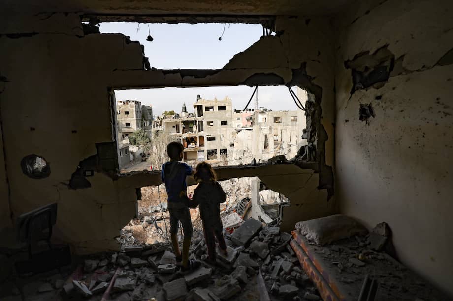 Según el informe de abril de la ONG Save the Children, más de 13.800 niños y niñas palestinos murieron en Gaza y 33 niños y niñas israelíes fueron asesinados por grupos armados en los ataques del 7 de octubre.