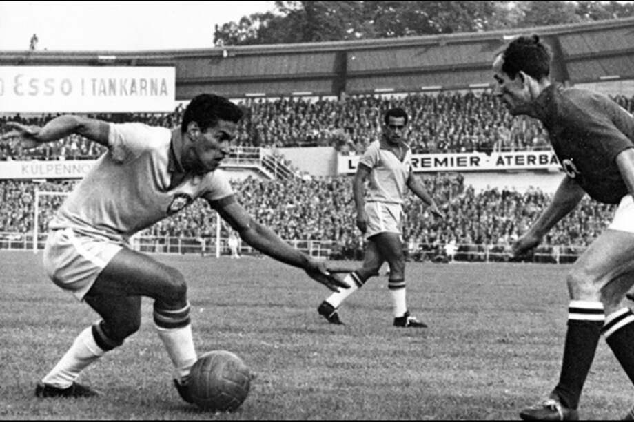 Garrincha, a la salida de una gambeta, con la camiseta del Botafogo en sus años de gloria.  / Cortesía