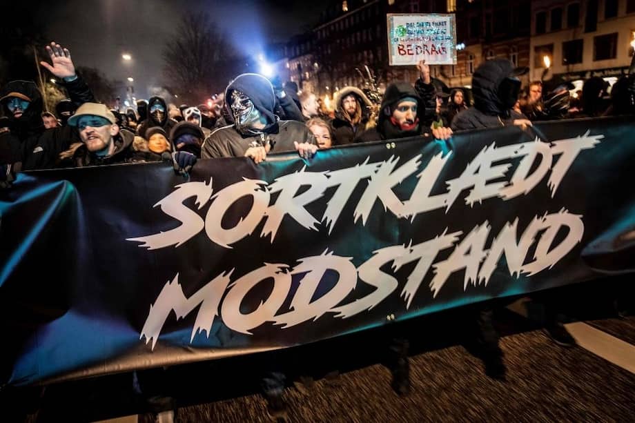 Los 'Hombres de negro' han liderado las protestas contra el gobierno en Dinamarca por sus medidas sobre la pandemia.