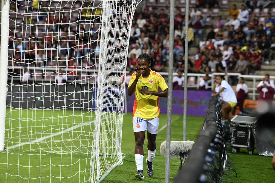 Linda Caicedo celebra uno de sus goles con la selección femenina de Colombia en un compromiso amistoso contra Venezuela.
