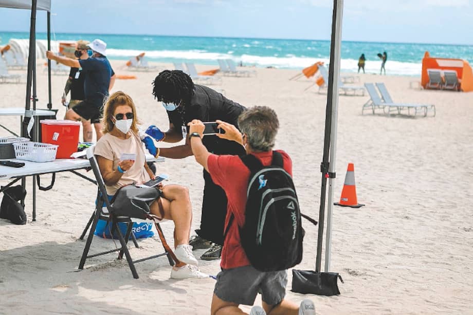 Centro de vacunación emergente en la playa, en South Beach, Florida. 