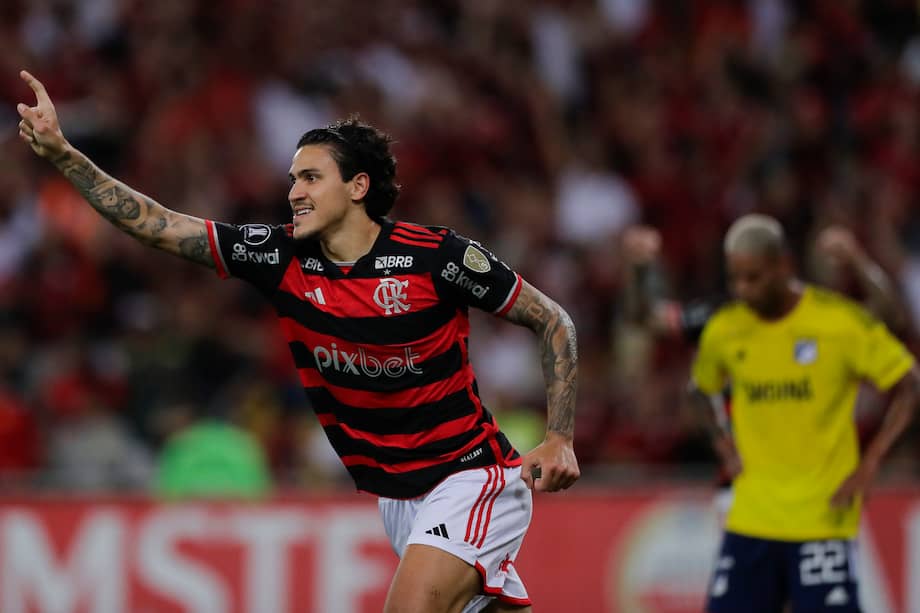 Pedro de Flamengo celebra un gol este martes, en un partido de la fase de grupos de la Copa Libertadores entre Flamengo y Millonarios en el estadio Maracaná en Río de Janeiro (Brasil). 