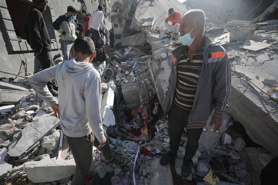 El cuerpo de un hombre yace cubierto por una manta entre los escombros de la casa destruida de las familias Al Madfaa y Shabit, tras los ataques aéreos israelíes al campo de refugiados de Al Maghazi, al sur de la Franja de Gaza, este lunes. 