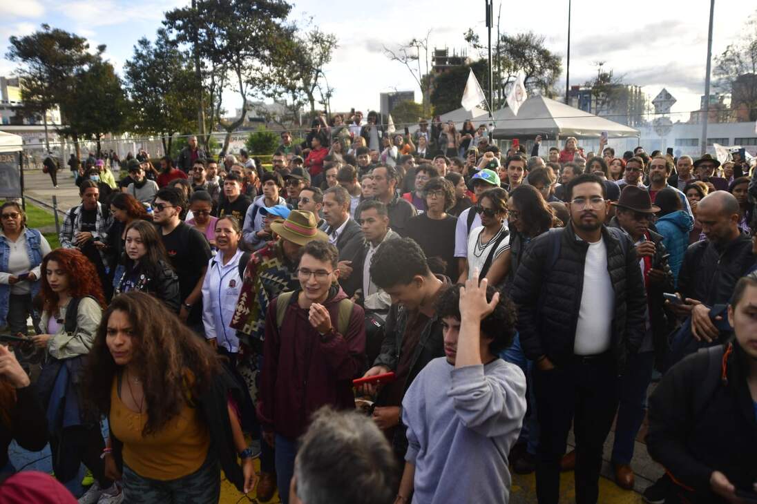 Comunidad universitaria reunida tras la elección de Leopoldo Múnera.