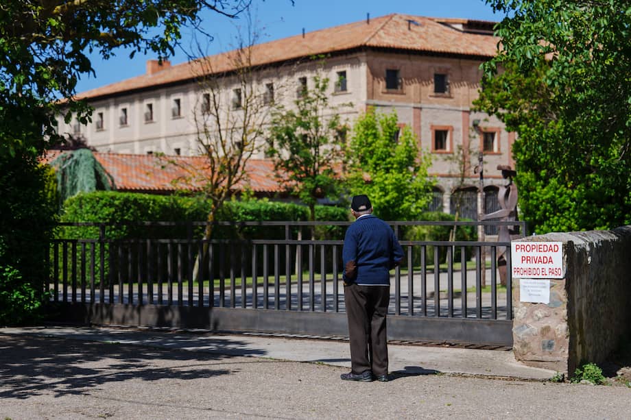 Un hombre mira desde la entrada del Convento de las Clarisas de Santa Clara de Belorado. 