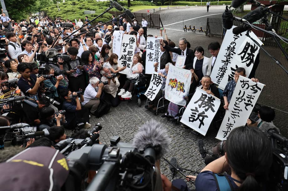 Los demandantes con carteles de "victoria" celebran ante el Tribunal Supremo de Japón en Tokio.