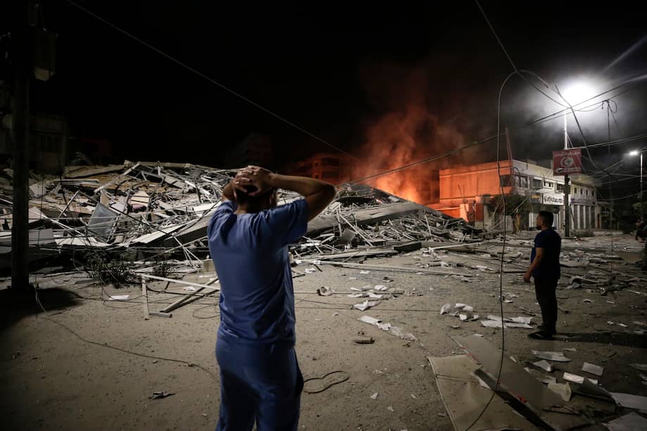 Los palestinos observan las secuelas de un ataque aéreo israelí en la ciudad de Gaza, el 9 de octubre de 2023. 