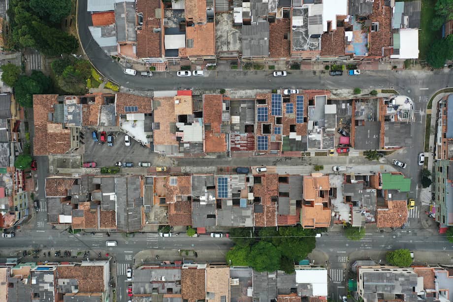 Fotos tomadas con dron del proyecto de comunidad solar en el barrio El Salvador, en Medellín.