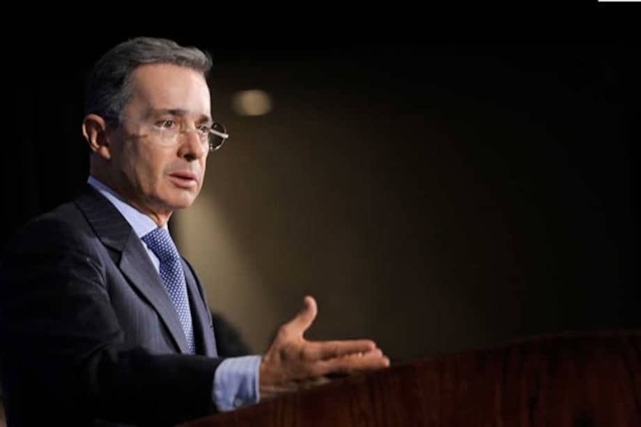 Para Uribe, la reelección permite al pueblo premiar o castigar al mandatario.