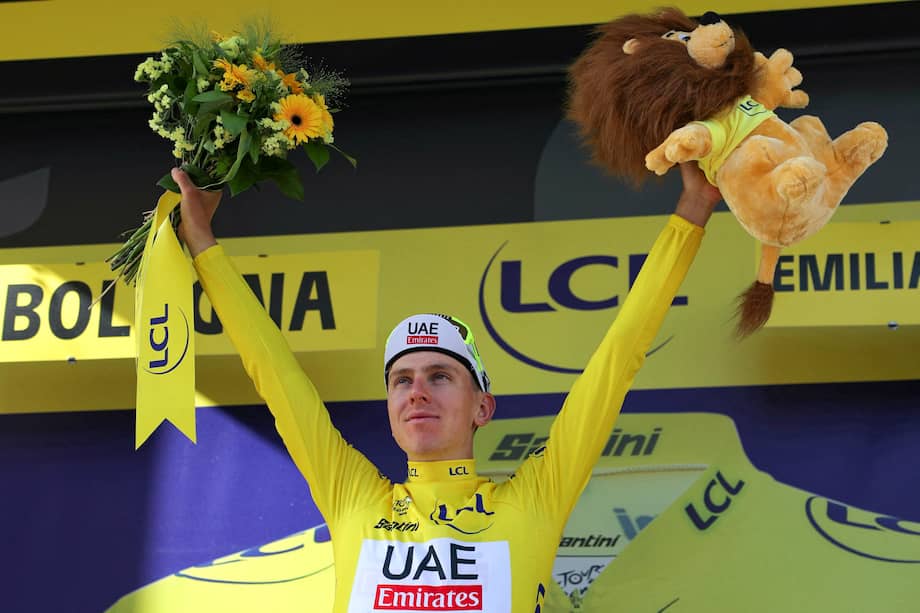 El ciclista esloveno Tadej Pogacar celebra en el podio con el maillot amarillo de líder de la general tras la segunda etapa del Tour de Francia 2024.