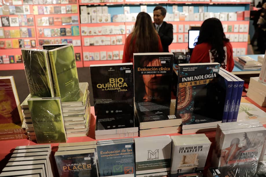 BOGOTÁ (COLOMBIA), 19/04/2023.- Fotografía del 18 de abril de 2023 que muestra una exhibición de libros en la apertura del pabellón de México, país invitado de honor en la XXXV Feria Internacional del Libro de Bogotá (FilBo) que se realiza en el recinto ferial de Corferias en Bogotá (Colombia). México, país invitado de honor en la XXXV Feria Internacional del Libro de Bogotá (FilBo), cautivó a los visitantes no solo con su rica muestra literaria que abarca desde sus raíces indígenas hasta las voces contemporáneas más destacadas, sino que también ofreció un espacio para adentrarse en la riqueza de su cultura, historia y sabores en el pabellón engalanado con su nombre. EFE/ Carlos Ortega
