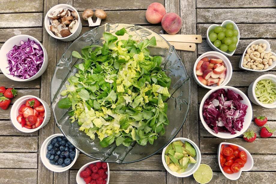En general, se puede establecer que, de las 5 variables que definen la salud CV, el consumo diario de 5 o más porciones de 80-90 gramos de frutas/verduras al día, en la rutina habitual de una persona, es una de la más compleja de alcanzar. / Pixabay.