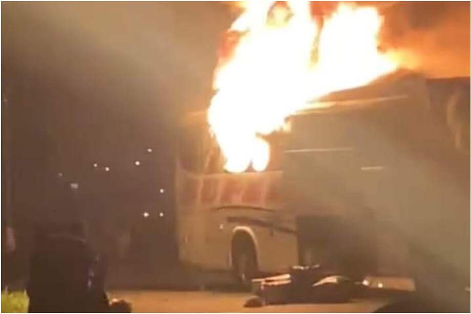 Primeras imágenes del bus de la empresa supertaxis, que incinerado en Barbacoas, Nariño.