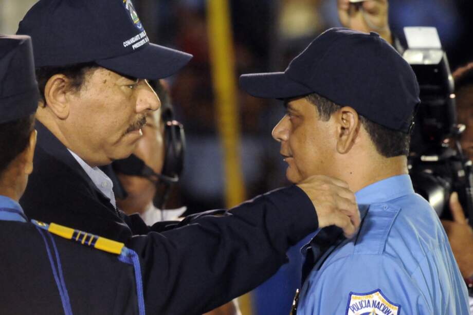 Daniel Ortega condecoraba al jefe de la Policía, Francisco Díaz, en 2008. Hoy fue sancionado por EE. UU.  / AFP