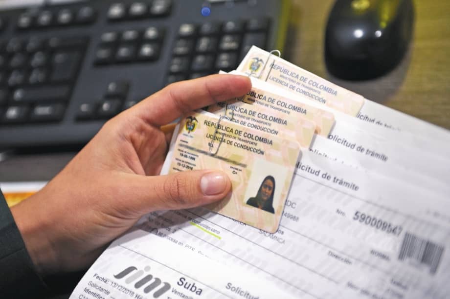 En Colombia, el número máximo de multas de tránsito que una persona puede acumular antes de que le suspendan la licencia de conducción puede variar según la gravedad y la frecuencia de las infracciones cometidas.