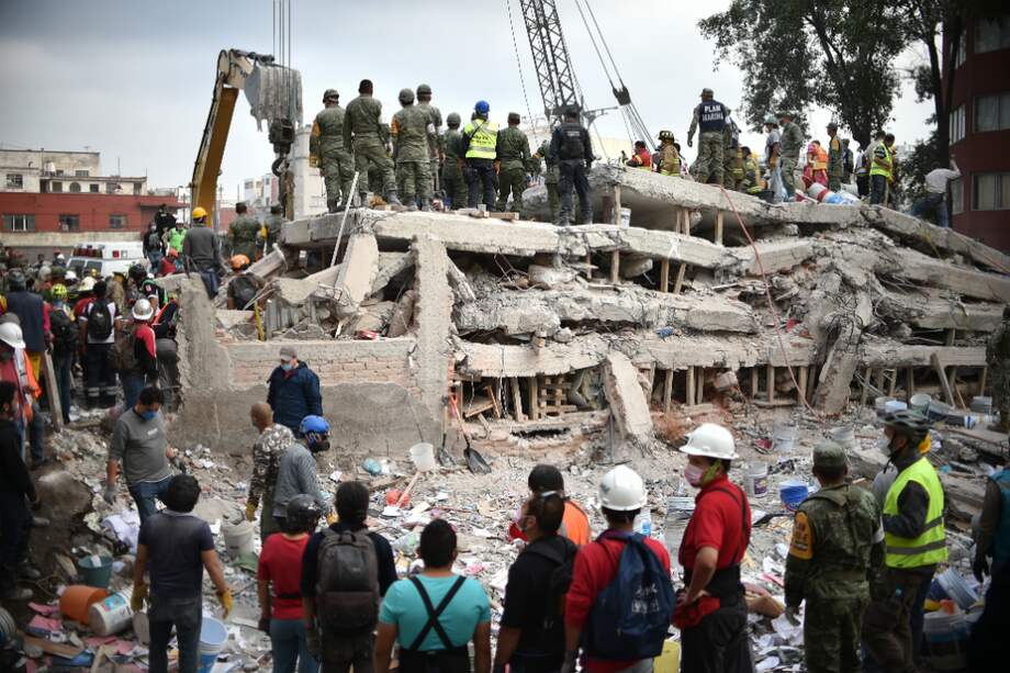 En México, cientos de voluntarios se unieron a las labores de búsqueda para poder rescatar a sobrevivientes de los escombros.  / Foto: AFP