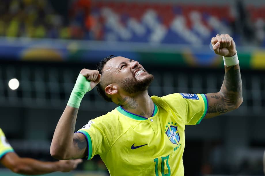 Neymar de Brasil celebra un gol hoy, en un partido de las Eliminatorias Sudamericanas para la Copa Mundial de Fútbol 2026 entre Brasil y Bolivia en el estadio estatal Jornalista Edgar Augusto Proença en Belém (Brasil). 
