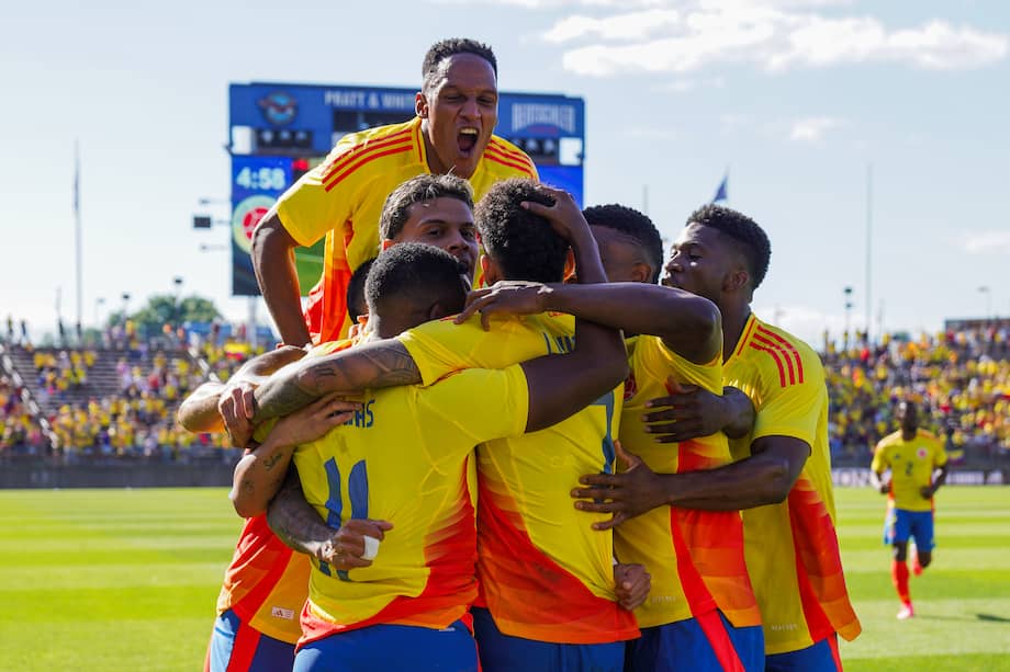 Jugadores de Colombia celebran un gol ante Bolivia este sábado, en un partido amistoso internacional entre las selecciones de Colombia y Bolivia en el estadio Rentschler Field en East Heatford (EEUU). 