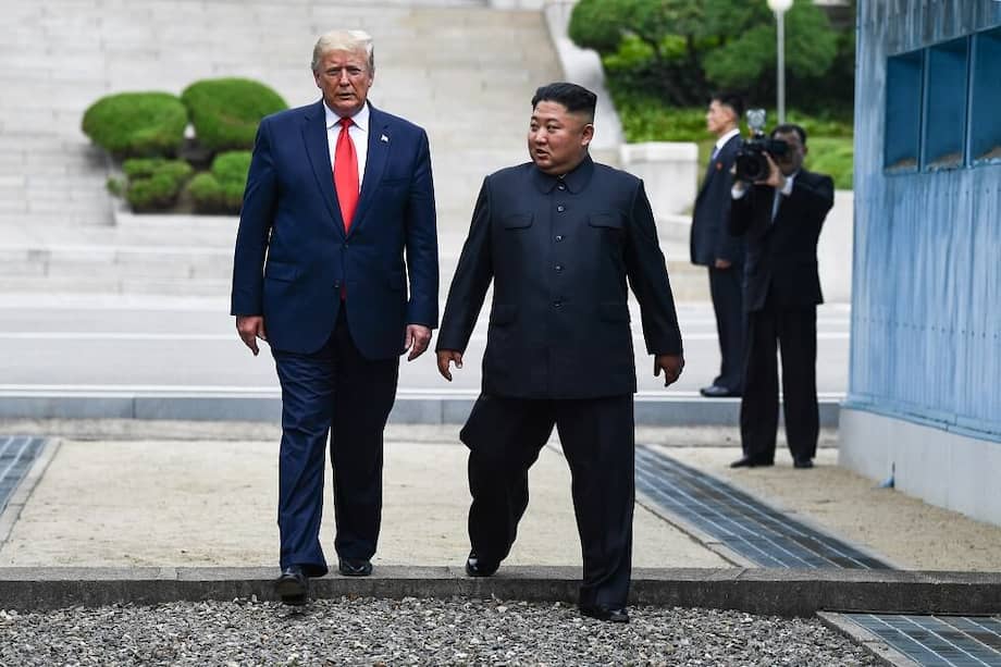 Donald Trump, presidente de EE.UU., y Kim Jong-Un, líder de Corea del Norte, durante una visita a la frontera entre las dos Coreas en 2019. / AFP