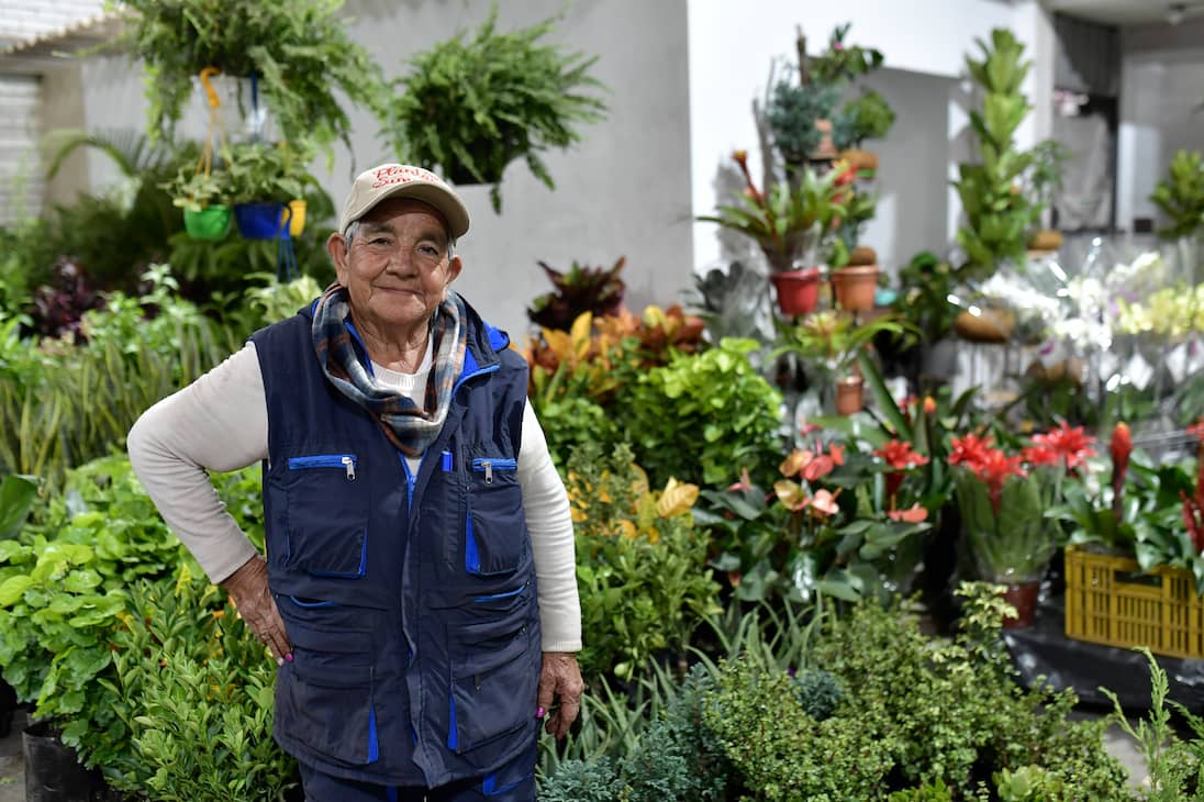 María Buitrago es socia del Mercado Nacional de Plantas desde hace más de 30 años junto a su esposo y su hijo.