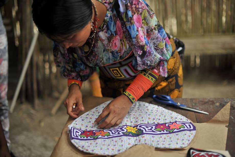 Mujeres indígenas del Urabá antioqueño que se dedican a la elaboración de las Molas (artesanías típicas de su cultura). Imagen de referencia. 