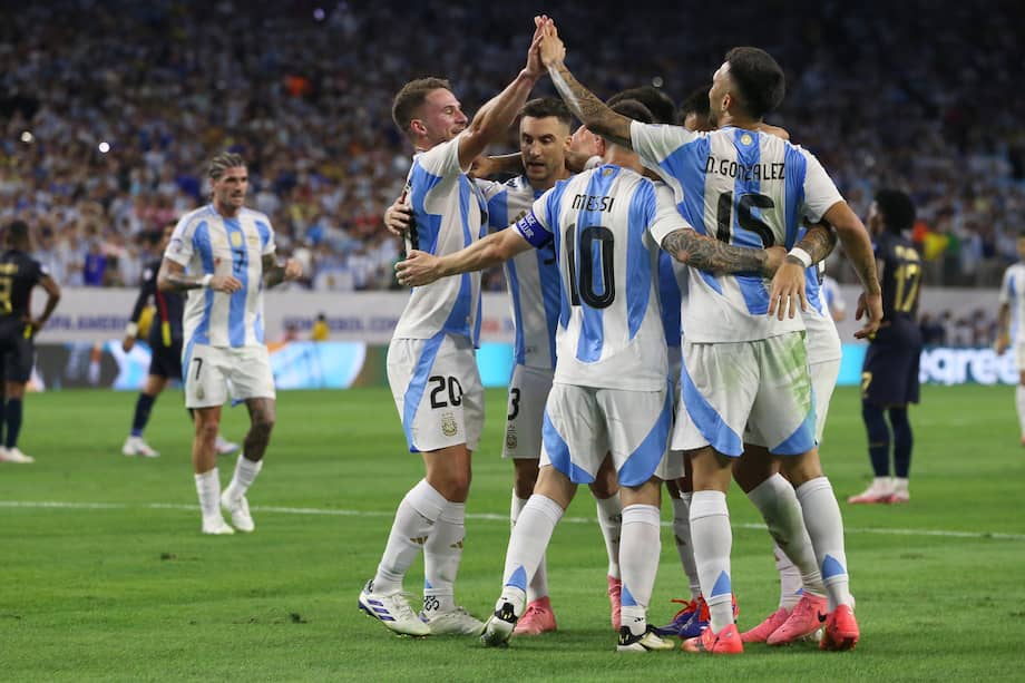 El defensa argentino Lisandro Martínez es acosado por sus compañeros después de anotar contra Ecuador durante el partido de fútbol de cuartos de final de la CONMEBOL Copa América 2024 entre Argentina y Ecuador, en Houston, Texas, EE. UU., el 4 de julio de 2024.