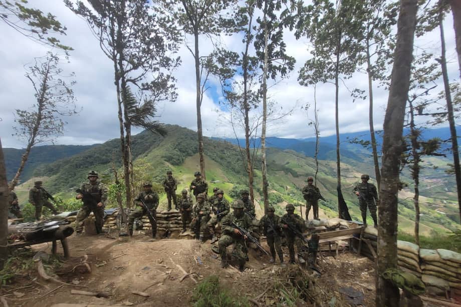 Según el Ejército, las disidencias de las FARC instrumentalizan a la población civil para impedir las acciones militares en la zona.