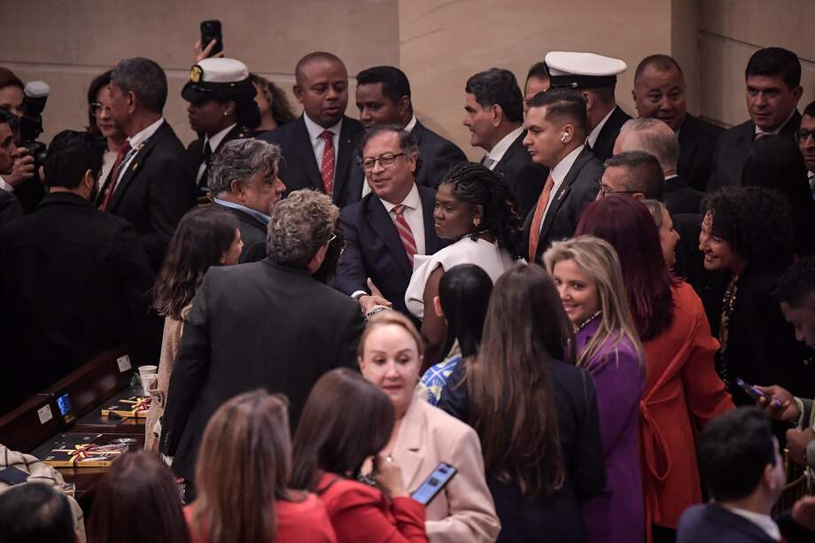 El presidente Gustavo Petro y la vicepresidencia Francia Márquez en medio del Congreso en pleno.
