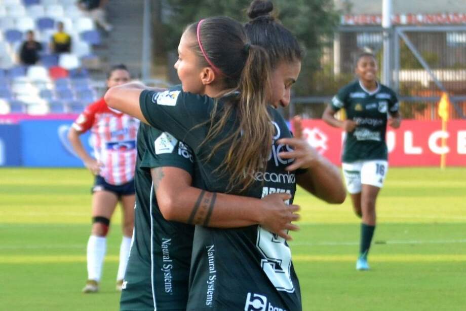 María Morales y Tatiana Ariza celebrando la victoria del conjunto azucarero contra Júnior.