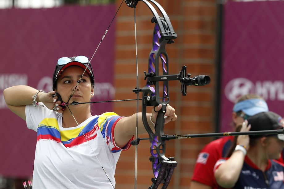 La arquera de Colombia Sara López se prepara para un disparo durante la final en equipos compuesto femenino durante la tercera parada de la Copa Mundo de Tiro con Arco en Medellín.
