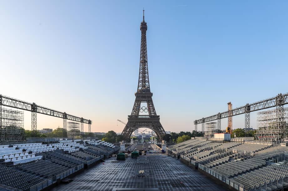 París (Francia), 07/06/2024.- Los anillos olímpicos son instalados en la Torre Eiffel a 50 días del comienzo de los Juegos Olímpicos y Paralímpicos de París 2024 en París, Francia, este viernes.- EFE/ Teresa Suarez
