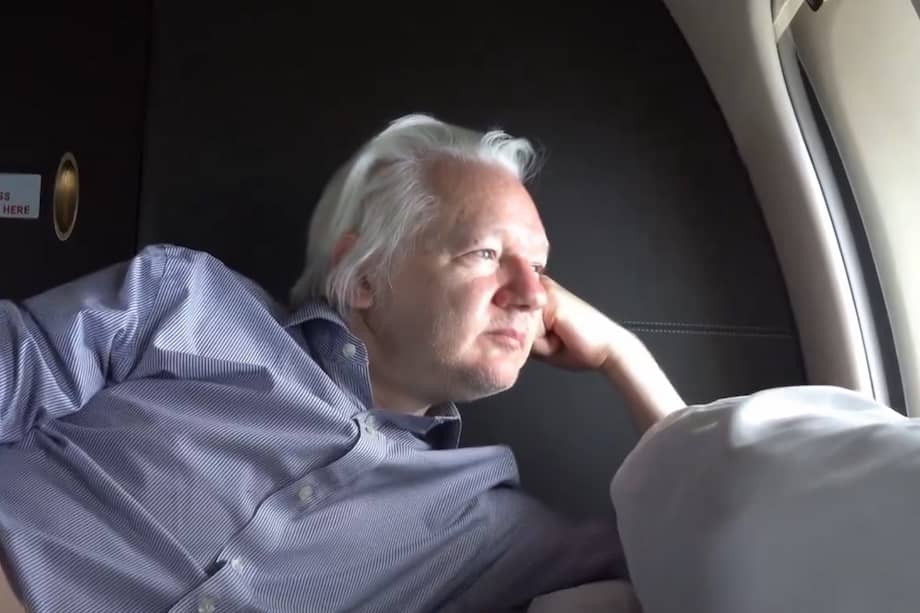 Una imagen fija tomada de un vídeo distribuido por WikiLeaks muestra al fundador de WikiLeaks, Julian Assange, mirando por la ventana de un avión en un lugar no revelado, el 25 de junio de 2024.
