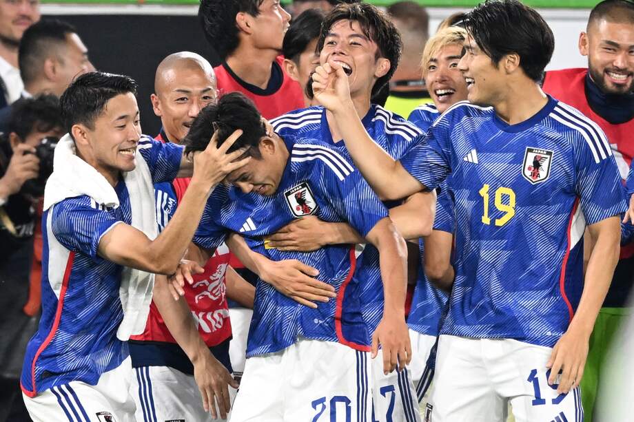 Los jugadores de Japón celebran tras anotar el gol 1-5 durante el partido amistoso de fútbol entre Alemania y Japón en Wolfsburg, Alemania, el 09 de septiembre de 2023. 