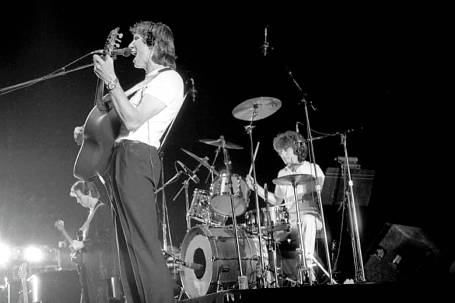 El exbajista de Pink Floyd, Roger Waters, toca la guitarra en Hartford, Connecticut, el  18 de julio de 1984. El guitarrista Eric Clapton, a la izquierda, y el baterista Andy Newmark, a la derecha. La influencia de estas producciones es fundamental para los melómanos. / AP
