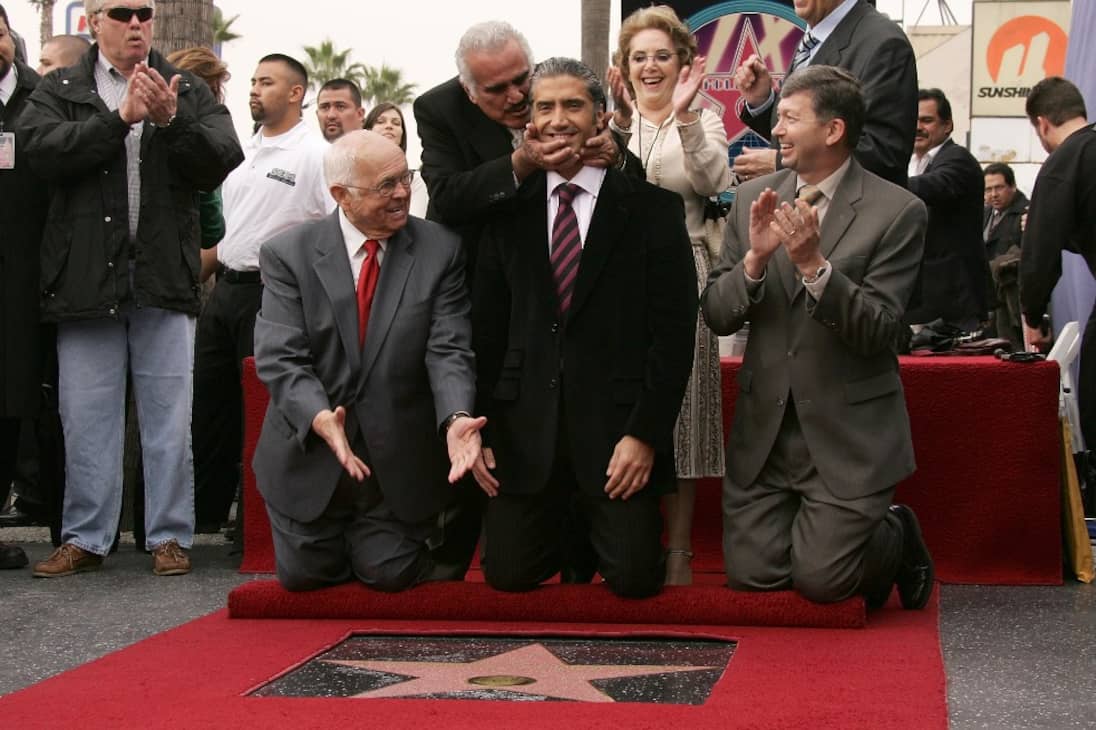 Vicente Fernández fue honrado con una estrella en el Paseo de la Fama el 2 de diciembre de 2005 en Los Ángeles, California. (Foto de Frazer Harrison / Getty Images)