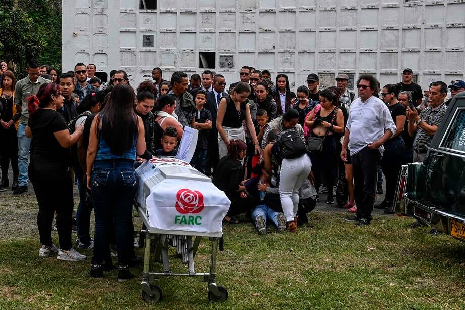 Desde la firma del Acuerdo de Paz en noviembre de 2016 han sido asesinados 254 excombatientes en el país. En la imagen, el sepelio de Manuel Antonio González, exguerrillero asesinado en Ituango, en diciembre 2019.