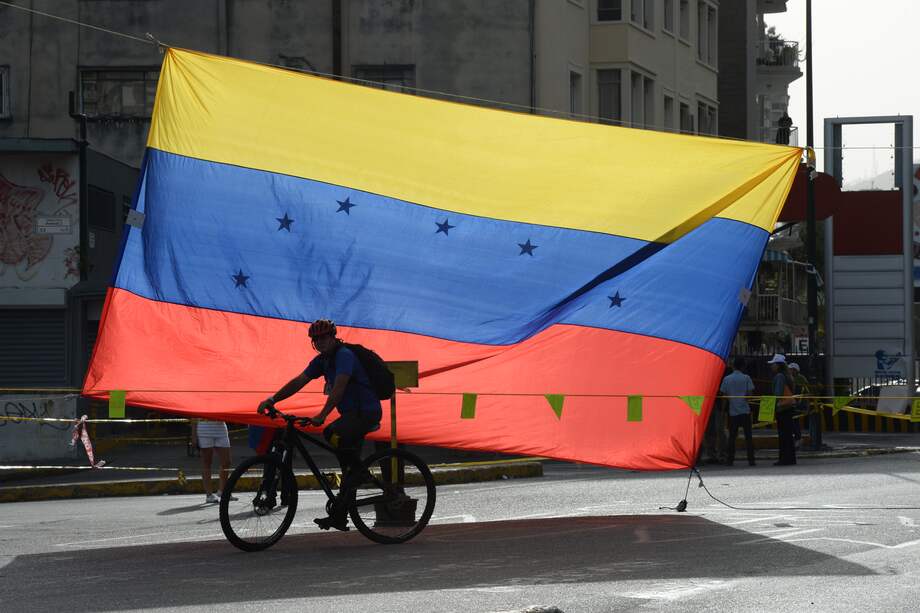Los venezolanos acudirán el domingo a elecciones de gobernadores. / AFP