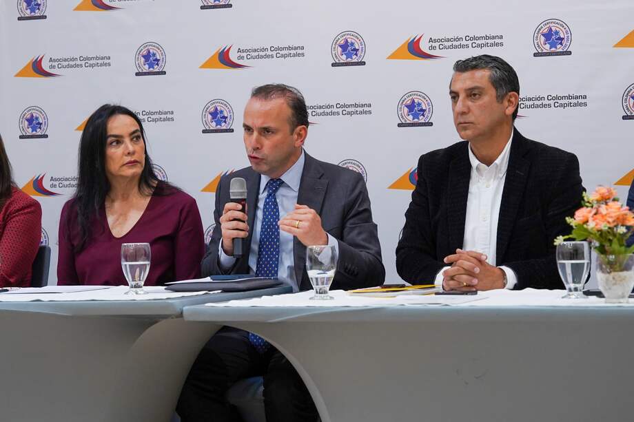 Directora de Asocapitales, Luz María Zapata, y alcaldes de Cali, Alejandro Eder; y de Popayán, Juan Carlos Muñoz.